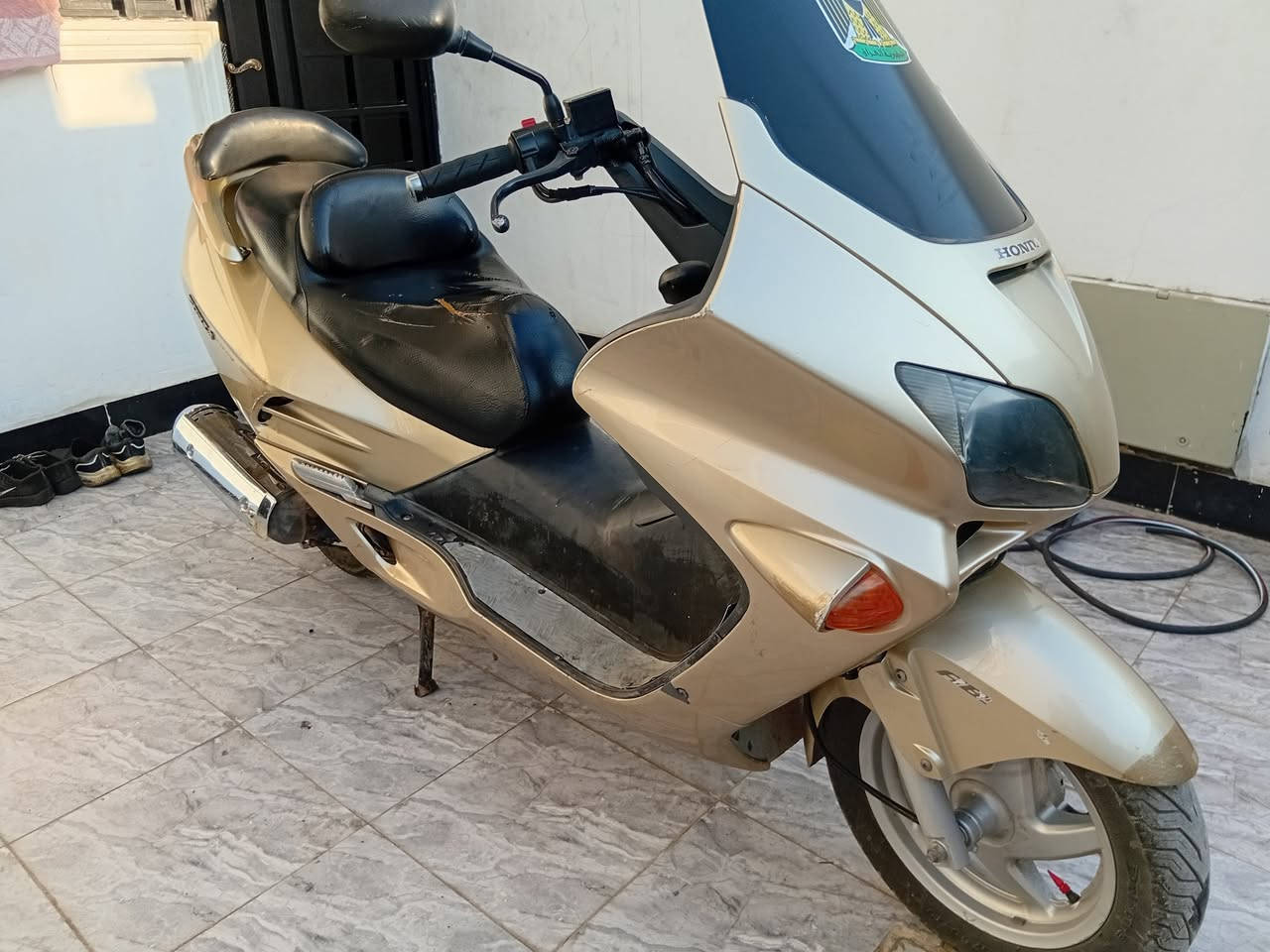 السلام عليكم فورزه صفر سته سويج
الدراجه مكفوله من لمكينه لا تبخير ولا تنقيص وبرغي ما مفتوح بل مكينه كهربائيات كلهه شغاله ترايهه يخبل متسمعله صوت نهائيا 
دراجه نضافه لكفرات 90 بل ميه مثل ما موضح بل صوره بيه نقص كفر ل اشاره ال يسره فقط جيب فيتر وتعال افحص العنوان بغداد بوب الشام الرقم *********** خاص ماعندي
