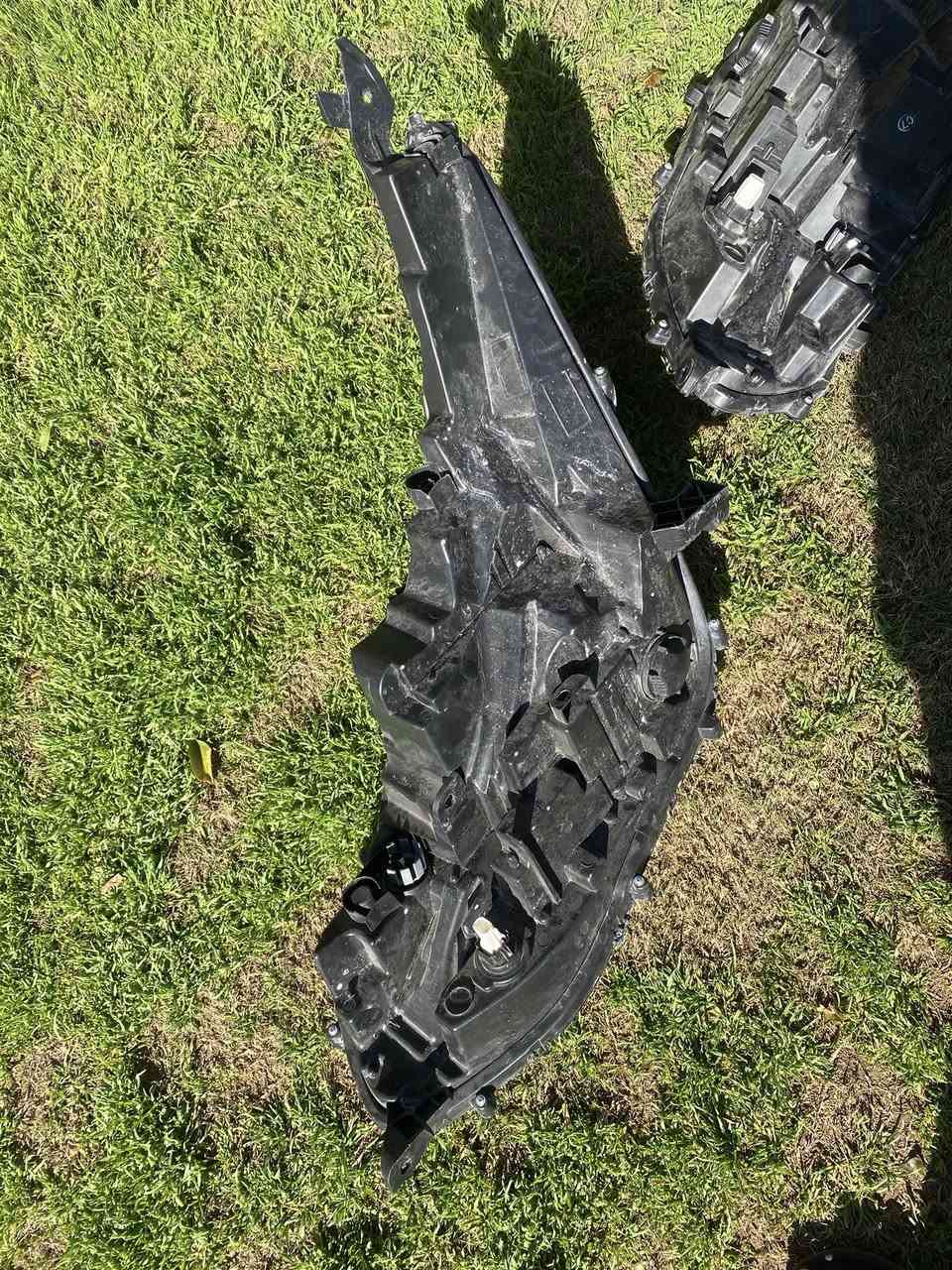 زوج لايتات سينا تجاري جديد كلشي مابي شرط الفحص يرهم Le xle سعر الزوج 250$وبيه مجال 
لاستفسار ***********
