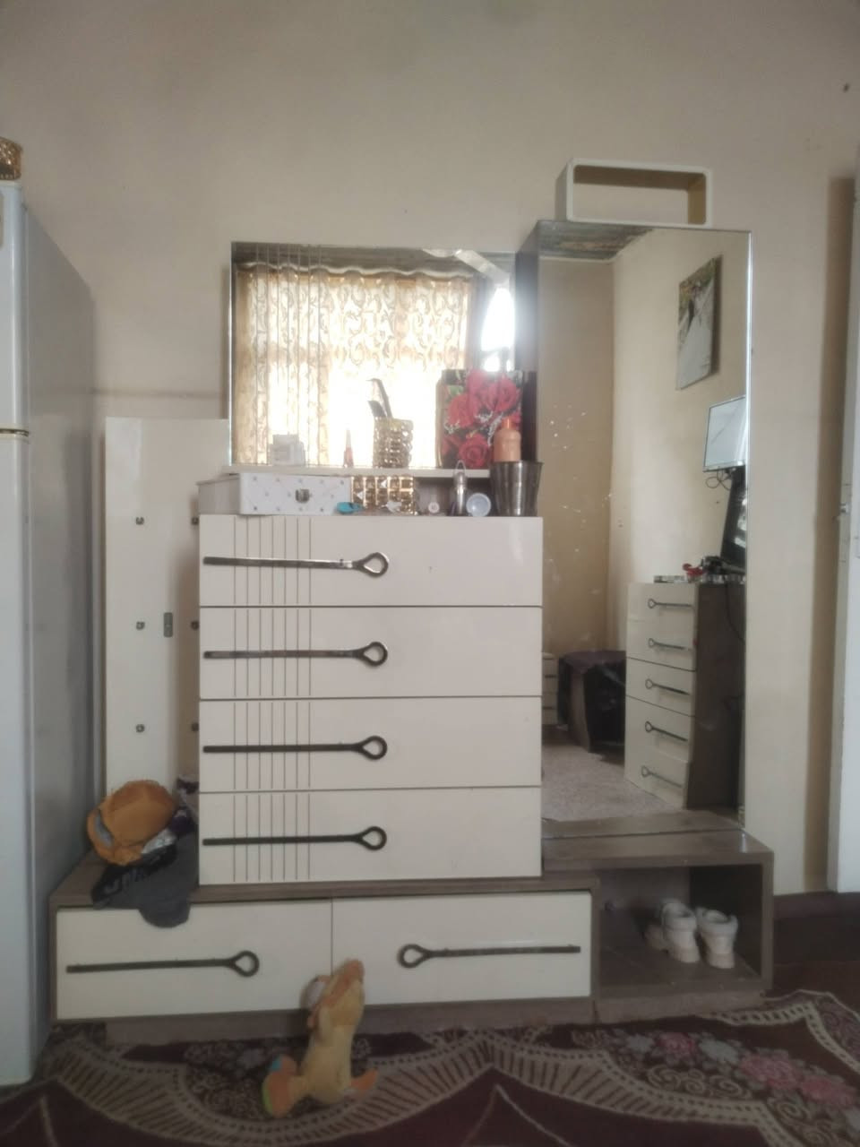 ميز مال مكياج اوزاوية ملابس اوميز جرارات اربعة كلهن سعرهن 150النوعية تركيات درجة اولى كلش نضيفات ***********
