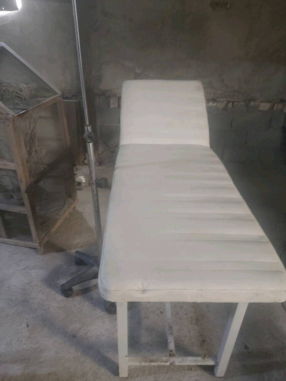 سرير طبي للبيع بحالة جيدة، مريح ومناسب للاستخدام في العيادات أو المنازل. مصنوع من مواد متينة ويمكن تعديل وضعية الظهر بما يلائم احتياجات المستخدم.