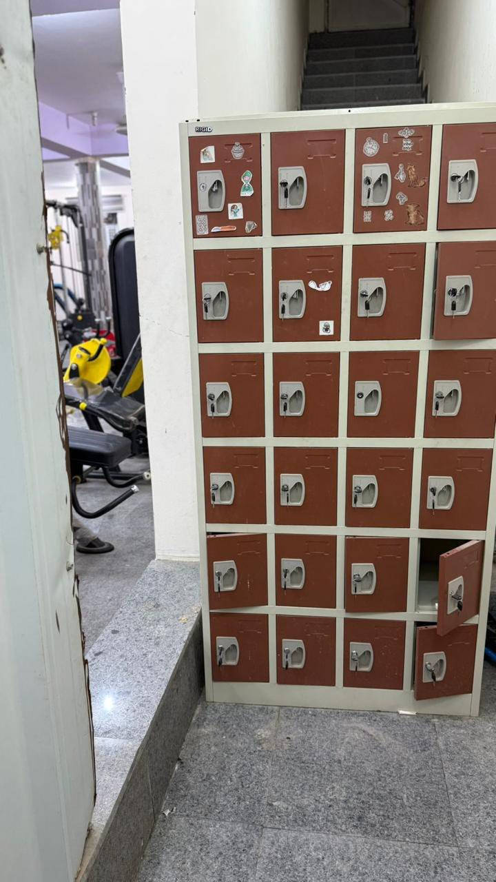 قاعه(جيم) سابقا كانت نسائية الان متروكه معروضه للبيع 
تفاصيل//
تحتوي على جميع اجهزه التمارين الرياضه
مجهزه بفرشه  كامله
مجهزه بلوكرات 
تحتوي على مكتب اداري 
القاعه معروضه للبيع (ايجار المكان) 
البيع يكون الاجهزه كامله او ايجار المكان وشراء الاجهزه كامله 
موقع القاعه//الرميثه(شارع الاطفاء القديمه قرب قاعه مازن) للتفاصيل اكثر تواصل واتساب 
***********
السعر مقارنه بل اجهزه جدا رخيصه
