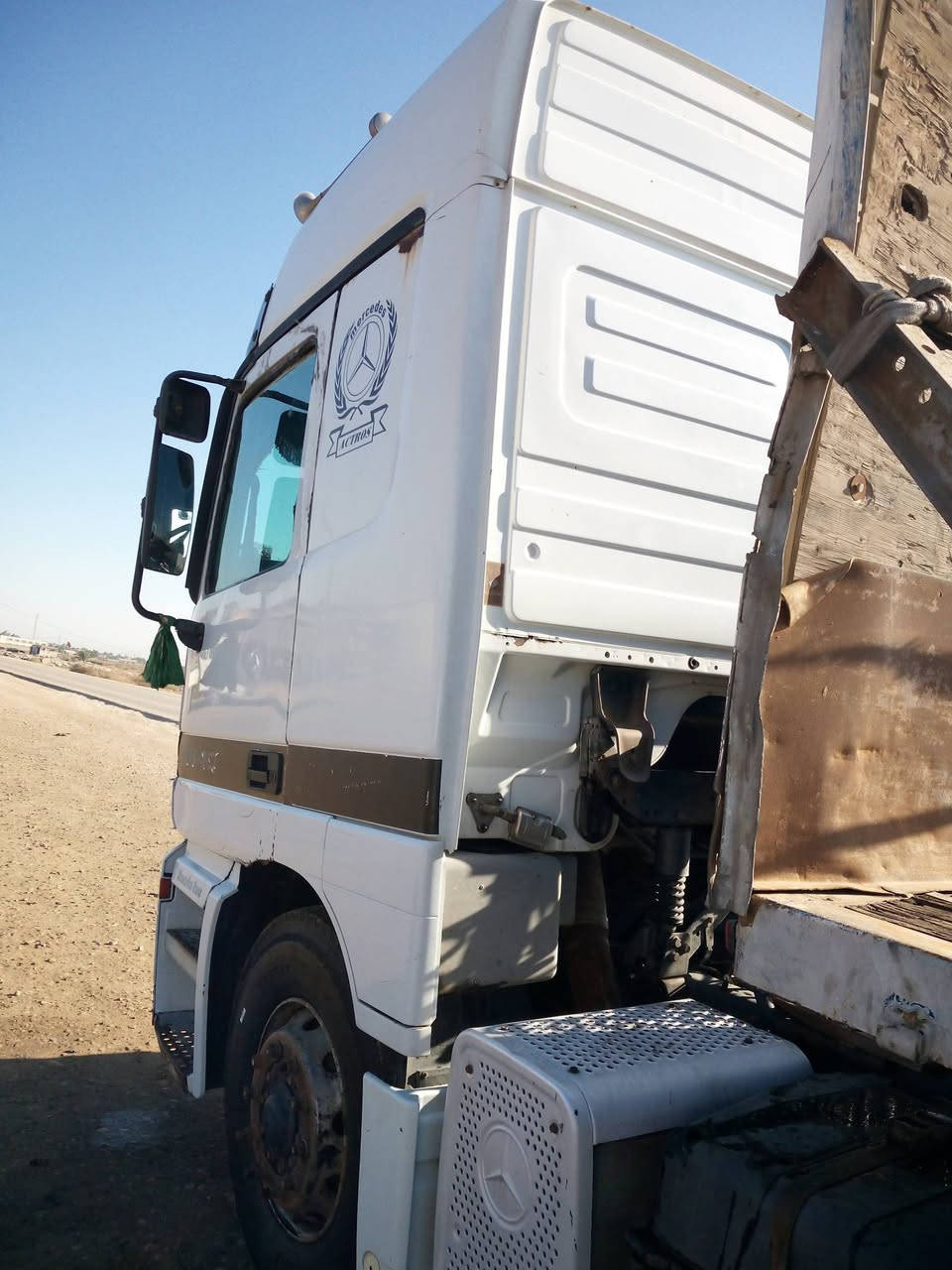 اكتروز 2000شاشه كير كهربائي هاف طكتين كير ومكينه وشاصي كفاله  تخم تاير راس وعربانه 170$وبيها مجال مكان السياره صويره  ***********/***********
