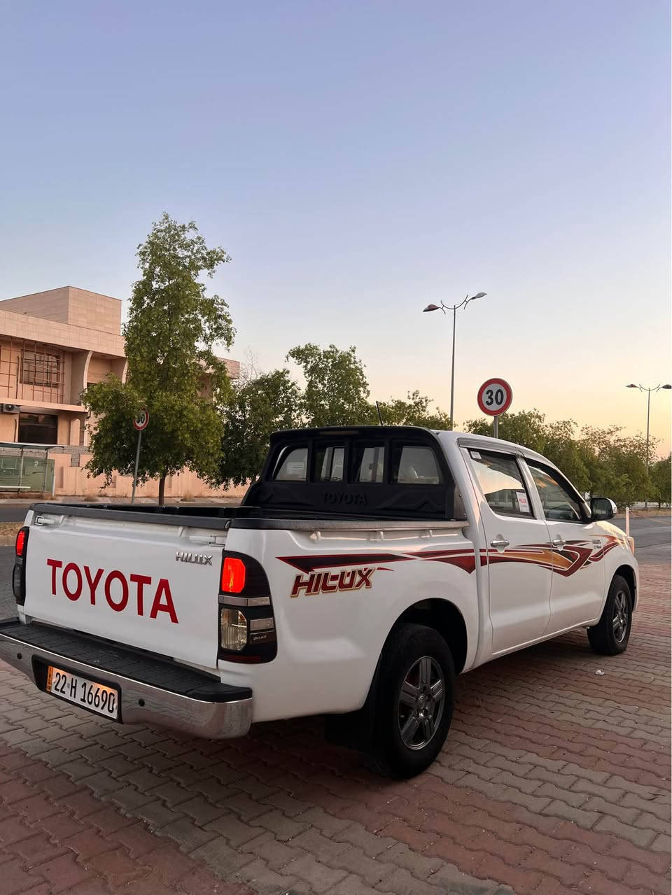 TOYOTA HILUX 2014 سفری شەریکە جیهان کلین
سەیارەکە ٢ جێی بچووکی تحدیلە بێ سبوغە سەیارەکە گێر تۆماتیکە گێر و مەکینەی بە شەرتە سەیارەکە سەیارەکە تحویل و غەرامەی بە شەرتە 
٢٢٣ هەزار کم رۆشتووە 
سحری ٢٠٧ وەرەقە و مەجال 
***********
*********** أربيل, العراق
