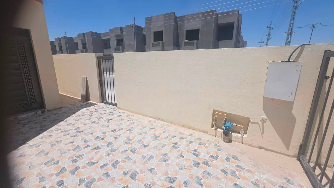 🏡 دار ركن للبيع – موقع مميز مقابل جامعة الفلوجة
فرصة مميزة لامتلاك دار حديثة وجاهزة للسكن في مجمع زهور الفلوجة (2)، مجاور جامعة الفلوجة وعلى شارع 20، بموقع هادئ وقريب من جميع الخدمات.

📐 المساحة: 250 م²
🏗 مساحة البناء: 200 م²

مواصفات الدار:
✅ دار ركن بموقع مميز
✅ غرفتا نوم، واحدة سويت
✅ تشطيبات إضافية منفذة من المالك بجودة عالية
✅ جاهزة للسكن مباشرة
✅ كهرباء، ماء، وجميع الخدمات متوفرة

💰 السعر المطلوب: 167 مليون دينار
📌 السعر أقل من أسعار الدور الحالية داخل المجمع، وفرصة مناسبة للسكن أو الاستثمار.

📞 للاستفسار والمعاينة:
أبو أوسيد للعقار والاستثمار
***********

إذا عندك عقار للبيع أو ترغب بالشراء داخل الفلوجة والمناطق المجاورة، تواصل ويانه ونوفرلك أفضل العروض.
