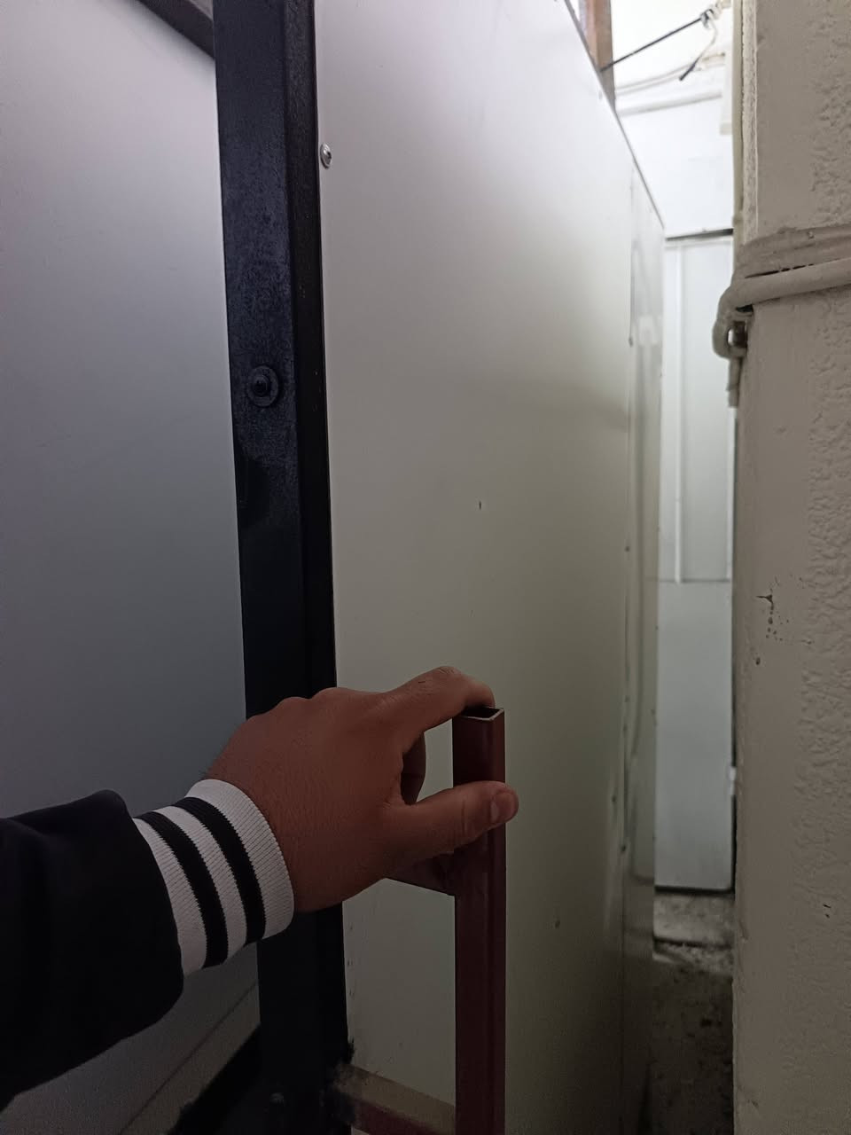 سلام عليكم باب وقاطع جدد مامشدودات البيع بيش يفيدنكم قيم وغذ هاي رقمي اي استفسار ***********
