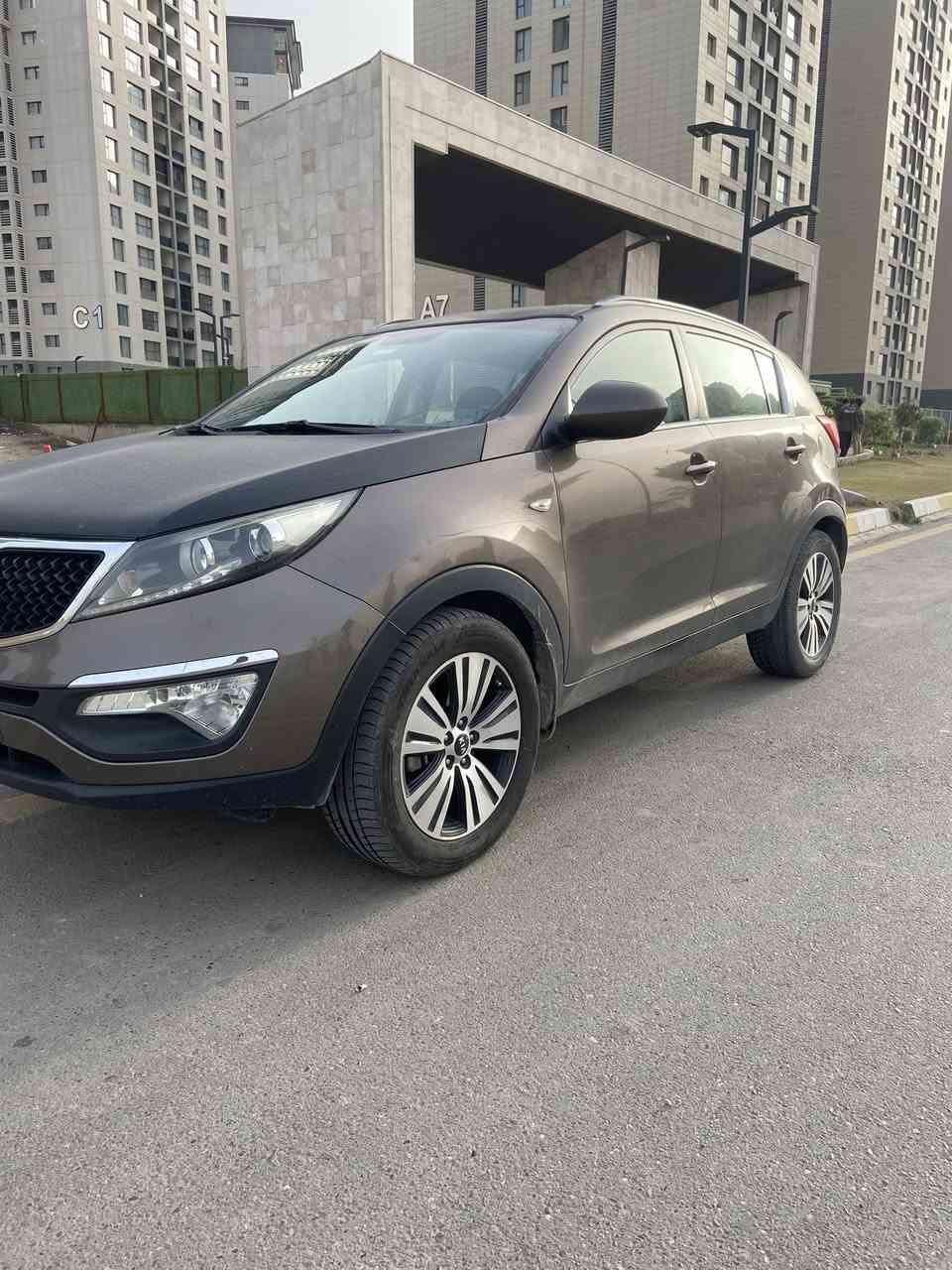 السلام عليكم  ..
سبورتج موديل ١٥ وارد سلوفاكي لون جوزي تحكم ستيرن ، قفل سرعة ، ثلاجة بالجكمجة ، كامرة 
سياره بيها جاملغ  وبنيد فقط بيها سونار رقم بغداد بأسمي.... ماشيه فوك ال ٢٠٠ الف سعرها 141 وبيها مجال بسيط
الاتصال على الرقم ***********
مكاني بغداد الكرخ
