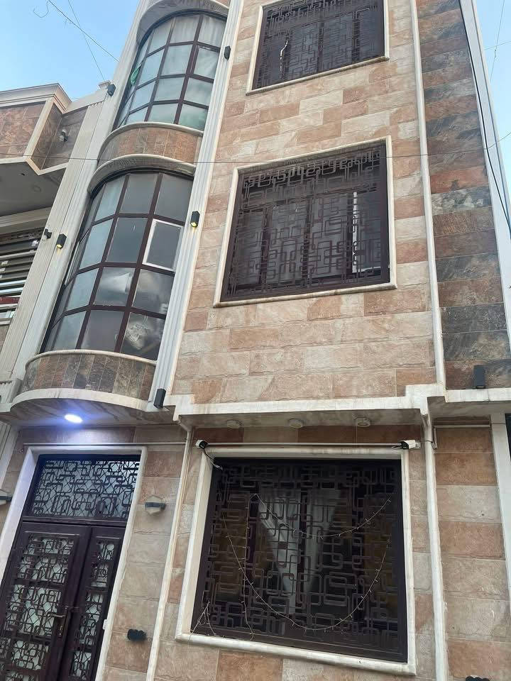 اعلاان ….                                                                                                             شقة للبيع موقع مميز الاعظمية الاخطل طابو ملك صرف المساحة 95 طابق اول تحتوي علي غرفتين نوم وصالة ومطبخ وحمام ومنور                                                                              العمارة ثلاث شقق فقط مدخل العمارة جانبي درج منفصل منطقة راقية غنية عن التعريف للمعلومات خاص او الاتصال على الرقم ***********
