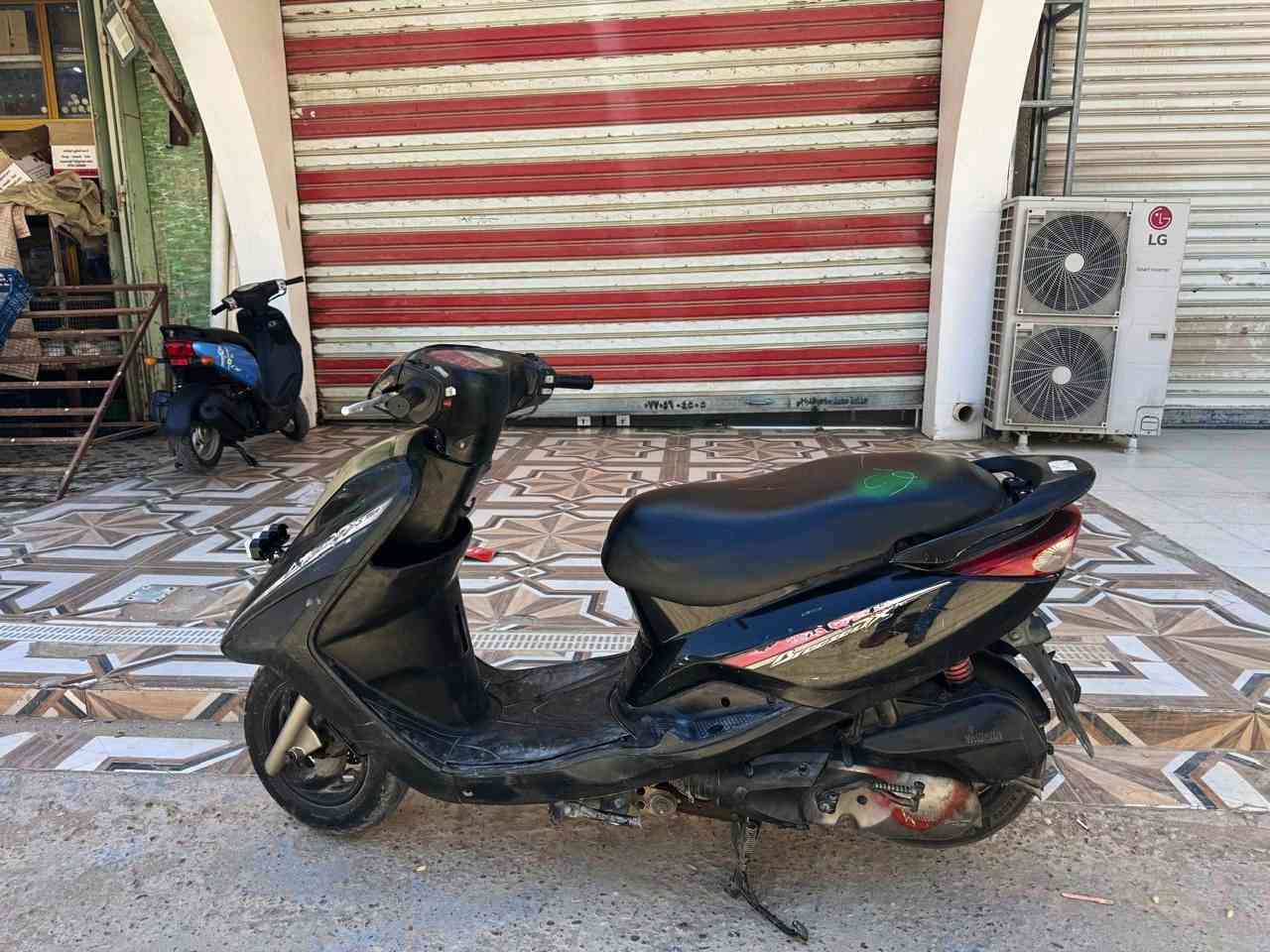 دراجة للبيع نوع بريز ياباني وكيل مصار هواي من اخذتها وبرغي ما مفتوح بيها غير بس الدبلات الأمامية تبديل.. للاستفسار اكثر اتصل بالرقم التالي (***********) ملاحظه غير متواجد على الفيس
