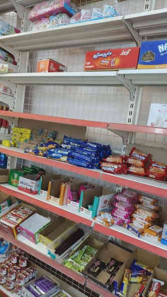 رفوف للبيع الارتفاع 2 متر ونص 8 خانات والعرض 7 متر للاستفسار ***********
