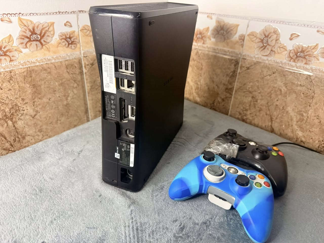 السلام عليكم عررض خاص لمدة اسبوع فقط ✨✨
✅✅اكس بوكس 360 سلم لمس باله اوربي نضافه 100‎%‎.
✅✅دبل جوستك ومجموعه العاب قويه مع ملحقاته الاصليه.
✍️السعر فقط 110 الف والتوصيل متوفر لكافه المحافظات فقط 3 الف دينار السعر غير قابل التفاوض.
🫵العرض فقط اسبوع واحد من تاريخ النشر 
📞مكاني كركوك شارع الحسابات والضمان موجود اسبوع فحص وين ميعجبك للتواصل عبر الرقم *********** وبخدمتكم اني.
