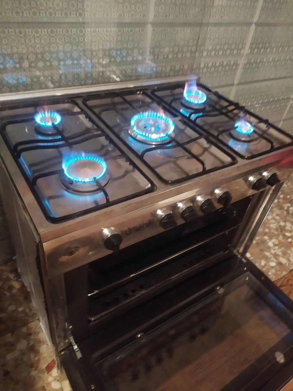 طباخ فريش مصري باب اول نضيف جدا كله شغال عالفحص ناره زركه وقويه مامصلح سعره 200. يوجد توصيل


**إذا كنت صاحب هذا الإعلان وتريد حذفه لأي سبب، رجاءا أرسل رسالة إلى الدعم الفني**