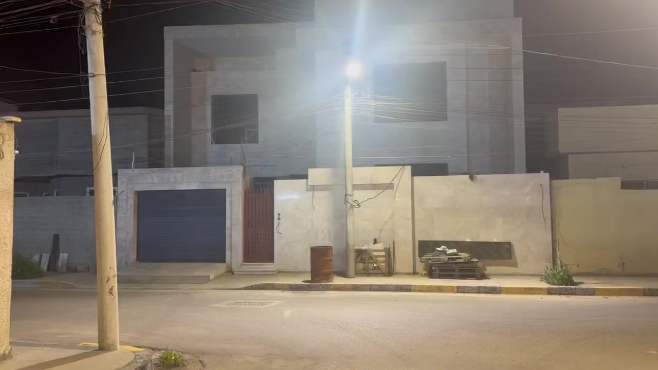 على بركه الله 
بيت طابقين 250 متر -طابو ملك صرف 
العنوان حي الامير ثاني قطعة عن الشارع العام بالجهة المقابلة لشركة الثقة 
البيت كله طابوگ والواجهة كلهة مرمر وشغل درجة اولى 
البيت كامل واگف عالتقفيل فقط 
للاستفسار الاتصال على ***********
المحامي اسامة الربيعي
