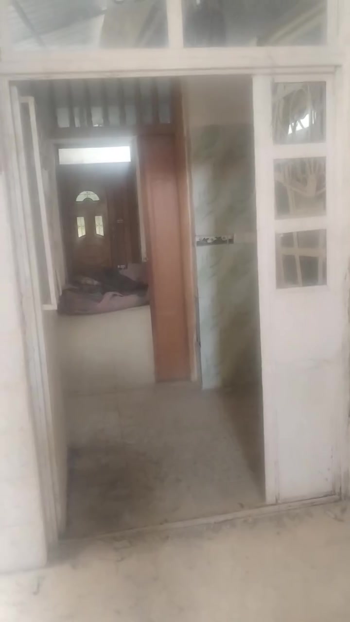 يتوفر لدينا دار للبيع يصلح حسينيه او سكن مقابيل الأمام عون بالجهة الثانيه ٣٠٠ متر عن الشارع مساحه ٢٥٠ متر طابقين  كونكريت مسلح يحتوي على ٥غرف نوم واستقبال  وصاله عدد٢ طابو زراعي سند ٢٥ تحويل سهم باسم المشتري بالسند للاستفسار الاتصال علي***********
