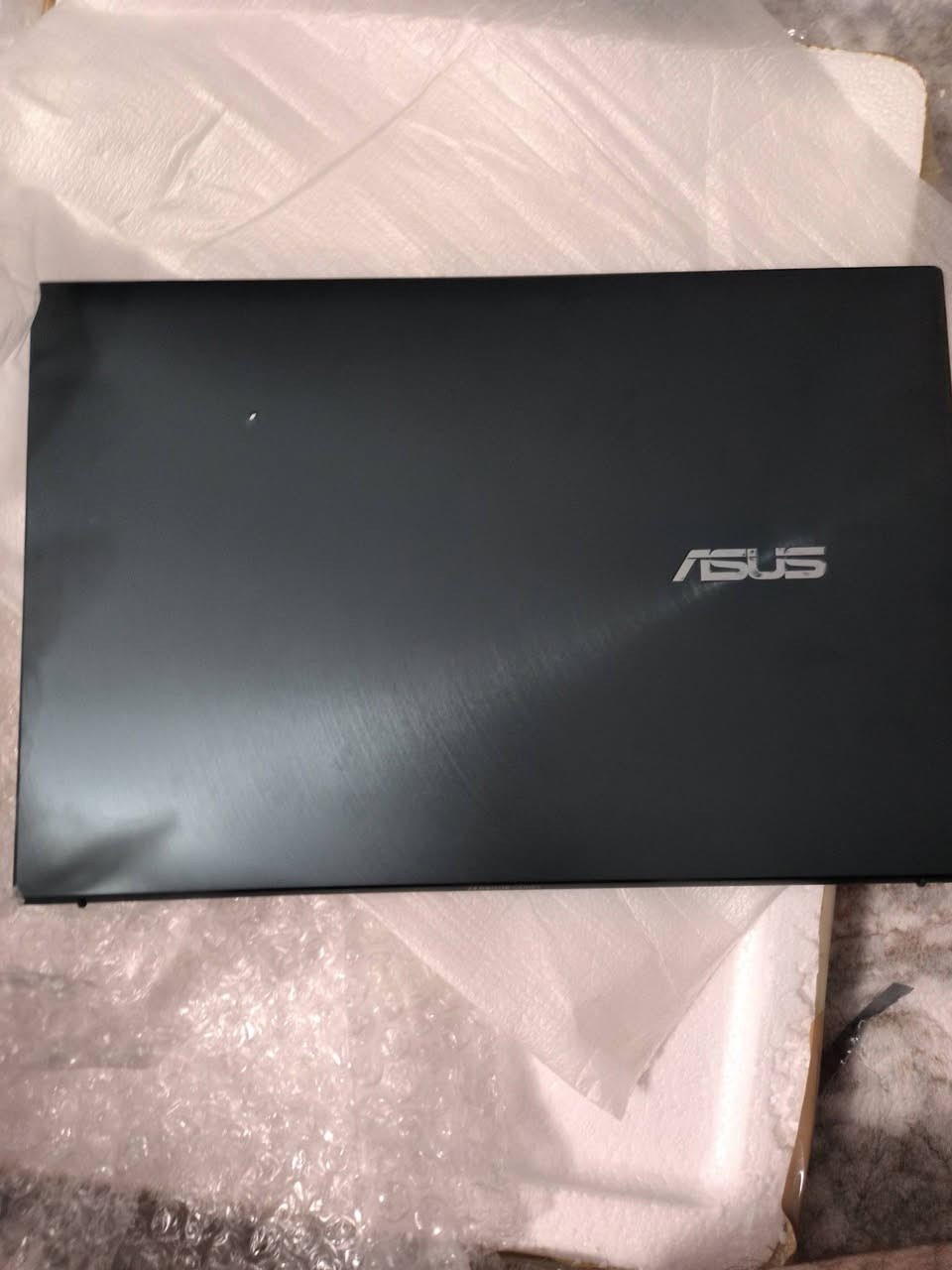 شاشة لابتوب OLED الأصلية مع الكفر الخلفي (الغطاء) كامل لـ Asus ZenBook 13
​طقم كامل وجديد توب، يفيد جداً للي لابتوبه مكسورة شاشته أو الغطاء الخلفي صاير بيه فطر.
​المواصفات والتفاصيل:
​الشاشة: شاشة OLED الأصلية من شركة SAMSUNG.
​موديل الشاشة (PN): ATNA33XC11-0.
​القياس والدقة: 13.3 إنش بدقة Full HD (1920x1080).
​المنفذ: 30 Pin.
​الكفر الخلفي (الغطاء): موديل UX325A المخصص لسلسلة Asus ZenBook 13 UX325.
​الملحقات: يجي وياه كيس البراغي الأصلي الخاص بالكفر.


**إذا كنت صاحب هذا الإعلان وتريد حذفه لأي سبب، رجاءا أرسل رسالة إلى الدعم الفني**
