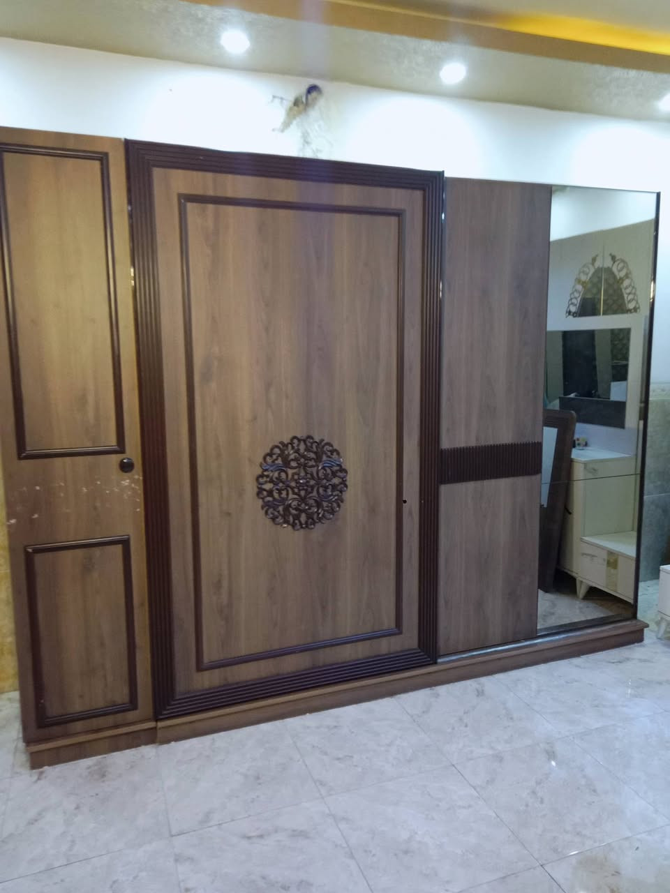 غرفة نوم 8 قطع  للبيع مع شد ونقل ودوشك سعر 450 للتواصل ***********
