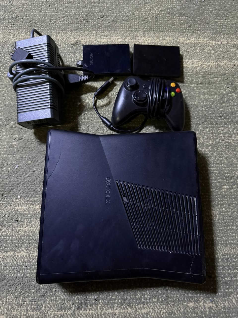 السلام عليكم اكس بوكس 360 للبيع كامل ملحقاته الاصليه جوستك + كل كيبلاته + يجي ويا هاردين العدد 2 كاملات ألعاب للعلم الجهاز أوربي ريجن 2 سعره 100 وبي مجال وتوصيل عندي لجميع محافظات العراق رقمي *********** بي واتساب للاستفسار
