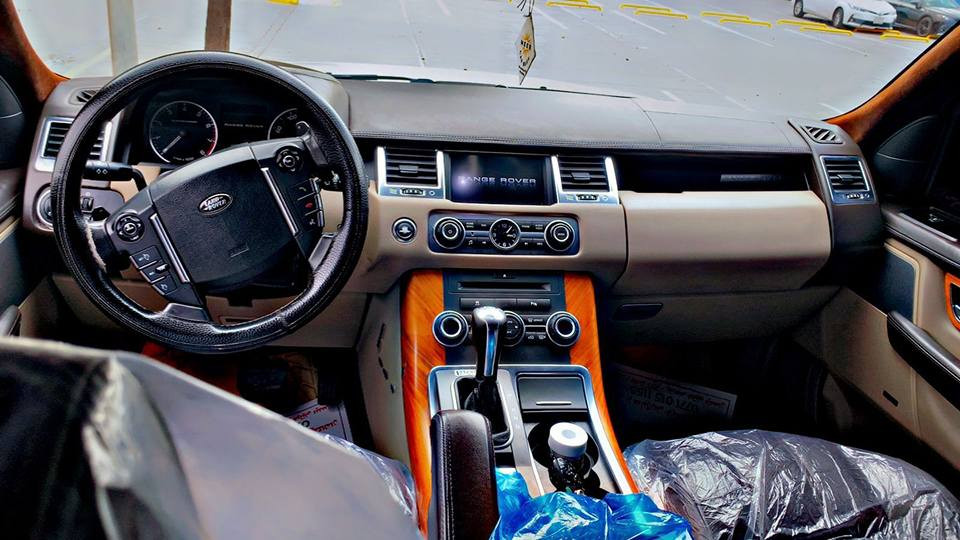 ڕەنچ ڕۆڤەر مۆدێل 2010یی فول مواسەفات بی بۆیاغ  مواسەفات حاسە شاشە تەحدید سورعە جام کارەبا کوشن جلدی قاوەیی ناو فۆڕمیکا و زۆر ستی دیکە سەیارەکە نمونەیە لە جوانی و پاکی بۆ زانیاریی زیاتر *********** أربيل, العراق
