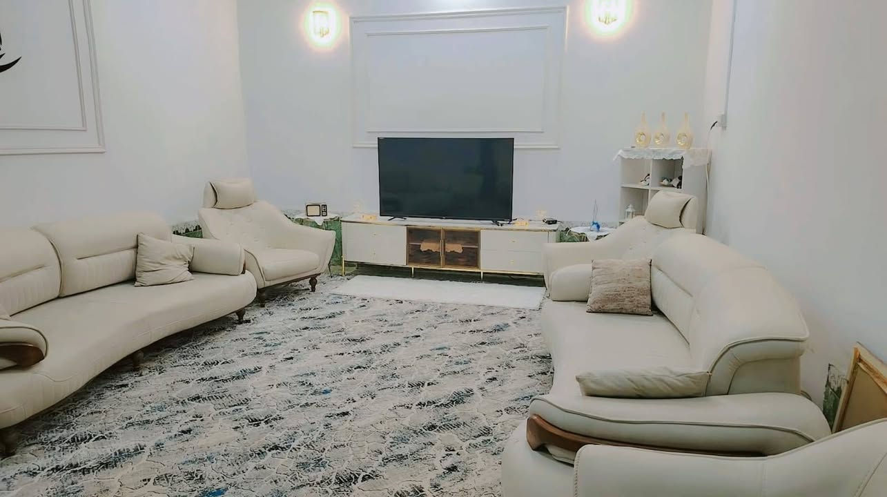 بيت للبيع طابو صرف 

خلف ملعب الشطره
على الشارع الرئيسي

مساحه ٢٥٥م
واقع حال ٢٧٠م

طابقين كونكريت بناء قديم مرمم 

الطابق الاول
غرفه عدد ٢ صالتين مطبخ استقبال 
صحيات كراج وحديقه

الطابق الثاني
غرفه عدد ٣ صاله صحيات

الروفان للعقار 
***********
