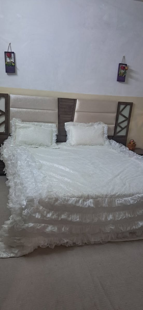 غرفة نوم للبيع
5 قطع مع دوشك (مرتبة) بحالة جيدة.
السعر: 300 ألف دينار فقط.
المكان: مسيرك.
للمهتمين يرجى التواصل على الخاص.
واتس اب  : ***********
