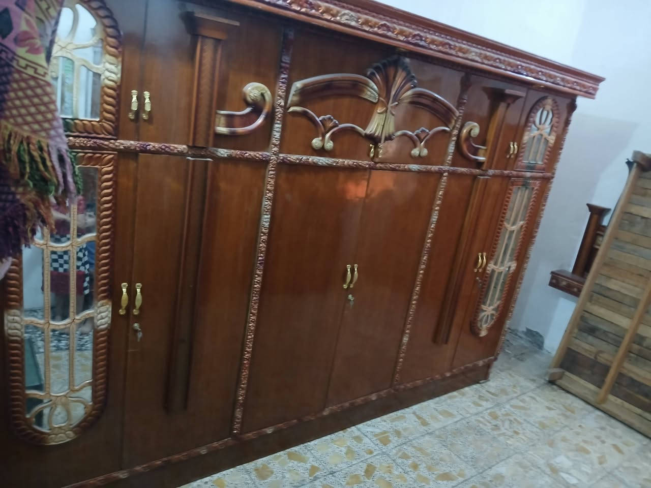 غرفه ام ٦ ملحق داخل وخارج صاج حلوه ثكيله متواجد علخاص اكو توصيل بفلوس تحتوي على يدات جدد قفاله جدد صبغ تلميع كامل جربايه لوح ٦ رجلين سعره ٦٠٠ لف رقمي *********** ابو جود
