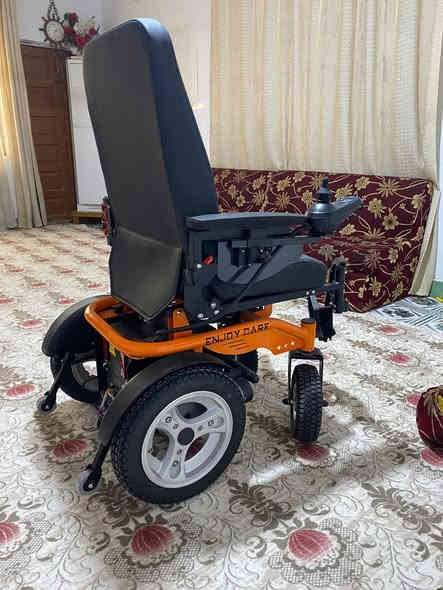 كرسي متحرك(جديد غير مستعمل)
دبل بطارية يتحمل وزن اكثر من 150Kg 

السعر 450 الف دينار عراقي 

للتواصل ***********
الموقع: البصره / المعقل
