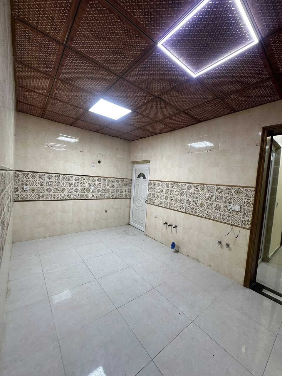 شقه للايجار في منطقه العطيفيه شقه متكونه من غرفتين نوم وصاله مطبخ حمام طابق اول 
***********
ب ٧٥٠ الف دينار
