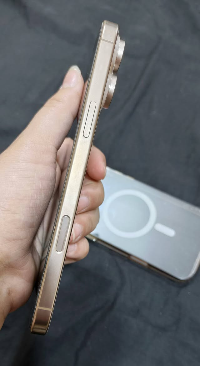 السلام عليكم ايفون 16 برو ماكس عربي شرق اوسط بطارية  100 مشحون 100 مرة كامل ملحقات للاستفسار ***********
