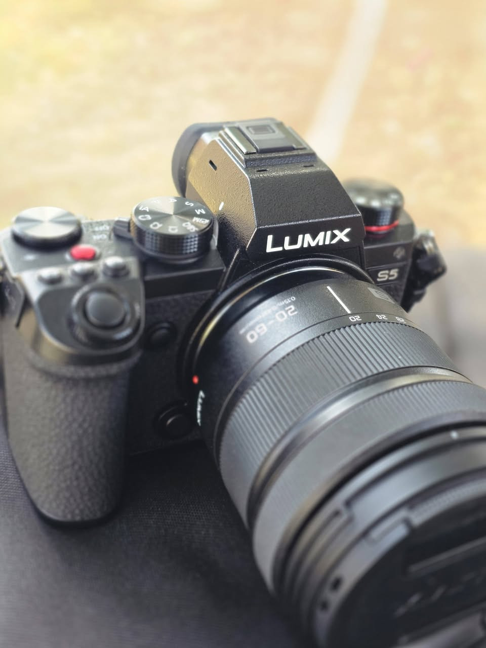 السلام عليكم للبيع كامرة
Lumix S5D جديده كلش شترها ماعابر ٣٠٠ صوره
🎬 4K UHD داخلي:
حتى 60p/50p بدقة 4K بعمق لوني 10-bit 4:2:0.
حتى 30p/25p بدقة 4K بعمق لوني 10-bit 4:2:2 (مدة تسجيل 30 دقيقة).
بدون حد للمدة عند تسجيل 4K 30p/25p 8-bit 4:2:0. �
باناسونيك
💻 إخراج HDMI:
يدعم 4K 60p/50p 10-bit 4:2:2 للإخراج الخارجي بدون حد زمني. �
باناسونيك
📀 فيديو RAW خارجي:
إلى Atomos Ninja V بدقة 5.9K (29.97/25p)، 4.1K (59.94/50p)، و3.5K أنامورفيك (50p). �
باناسونيك
🌀 Slow & Quick Motion:
في 4K من 1 إلى 60 fps (حتى 30× سريع / 2.5× بطيء).
في FHD حتى 180 fps (حتى 60× سريع / 7.5× بطيء). �
باناسونيك
📊 أدوات احترافية مثل Vector Scope وMaster Pedestal وSS/Gain للتحكم في الألوان والتعريض. �
باناسونيك
🎨 دعم V-Log / V-Gamut لنطاق لوني وديناميكي عالي. �
باناسونيك
📸 الصور الثابتة (من غير الفيديو)
📷 مستشعر كامل-الإطار 24.2 ميغابيكسل CMOS. �
باناسونيك
📈 تقنية Dual Native ISO لأداء نظيف في الإضاءة الضعيفة، حتى ISO 51200. �
باناسونيك
🛞 تثبيت صورة داخلي (5-Axis Dual I.S.) قوي حتى حوالي 6.5 توقف مع عدسات متوافقة. �
باناسونيك
🧠 نظام AF مع دعم LiDAR اختياري (يُشترى منفصلًا). السعر مليون ونص 
***********
***********
يوجد توصيل

Camera Jabber
