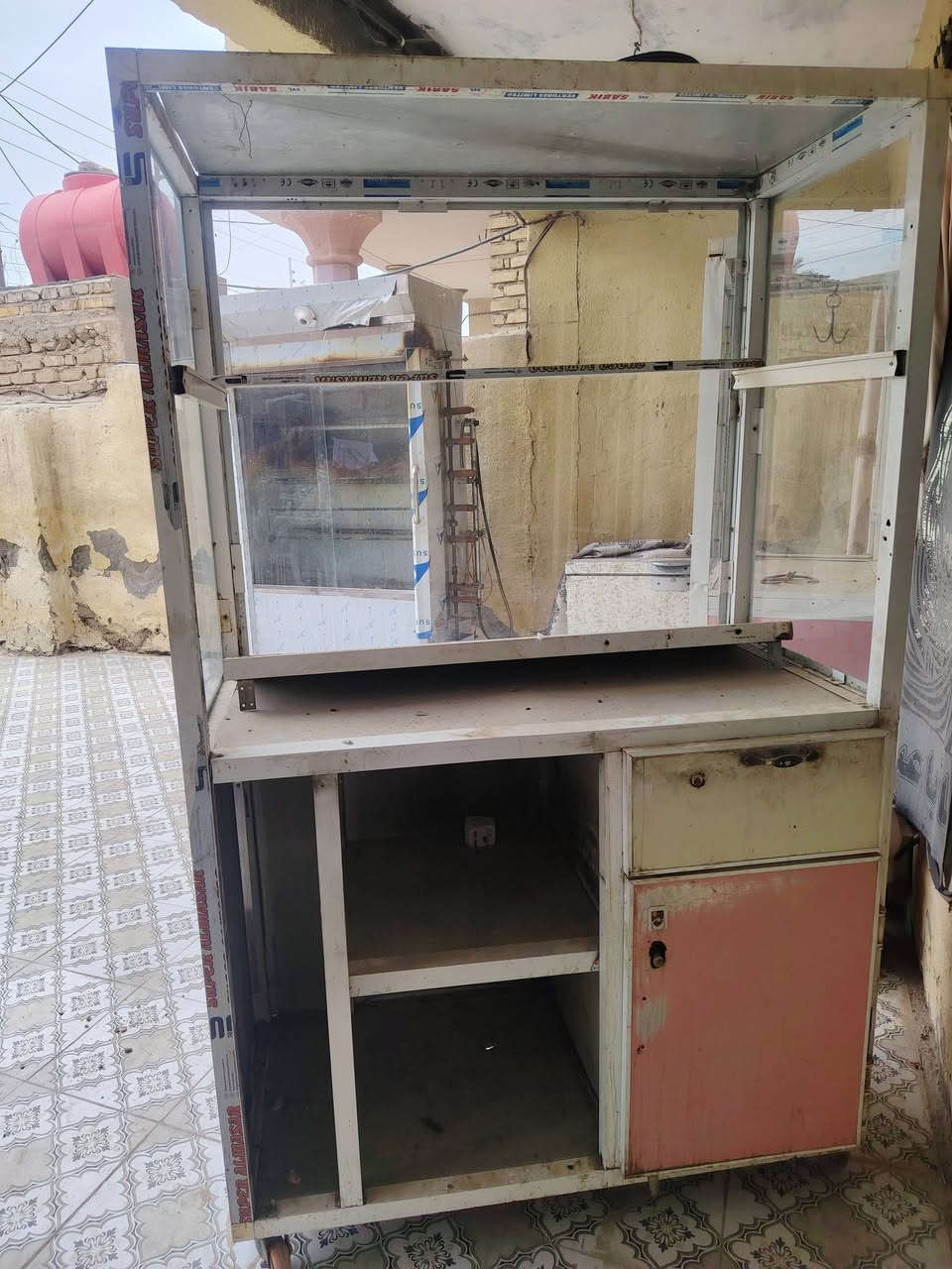 سلام عليكم غراض مال مطعم او كافتريه للبيع شوايه كبيره مال دجاجه وجام خانه العدد ٢ومكيته حجم ٣٢ وطباخ ابو العنين وكابسه ومال هبنكر الاستفسار عله الرقم ***********
