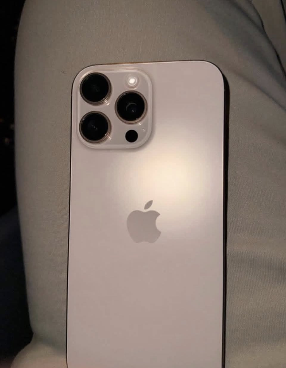 السلام عليكم ,16pro max للبيع،ذاكرة 1T,بطارية 97،نموذجM، جهاز وتر بروف بس بي خدش بالشاصي كلش صغير و ابد ممبين،لون ذهبي ، كامل ملحقات كارتونة وكيبل ،مكاني بغداد، متواجد هنا أو واتس اب ***********
