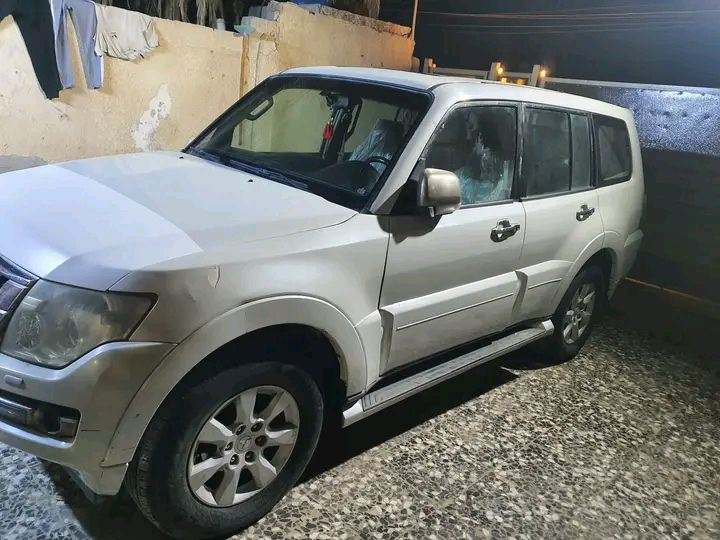 سلام عليكم 
مراوس باجيرو 2009محدثه 15
مجفيه و معمره ومكينه بيه تبخير 
الرقم صدامي بسمي وعليه غرامه 
مليون ونص تقريبا ننتفق عليهن نشأ لله
المواصفات مري شفط وشاير 
التتفه والتبريد شغلات 
شاشه كبيره ودمام 
كشنات تدفه وتبريد وتحكمات 
للاستفسار الاتصال على الرقم *********** العنوان بغداد الحميديه
