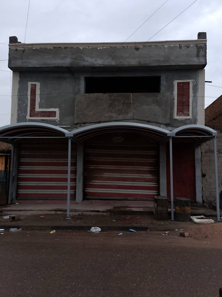 السلام عليكم 100 مربعه عشره في عشره محلات 2 وشقه بناء جديد واكفه عله دنك طابقين البيع البيع واردهه شهرين 650 الف جسر ديالى القديم خلف حسينيت اصحاب الكساء الرقم *********** انتباه البيع فقط
