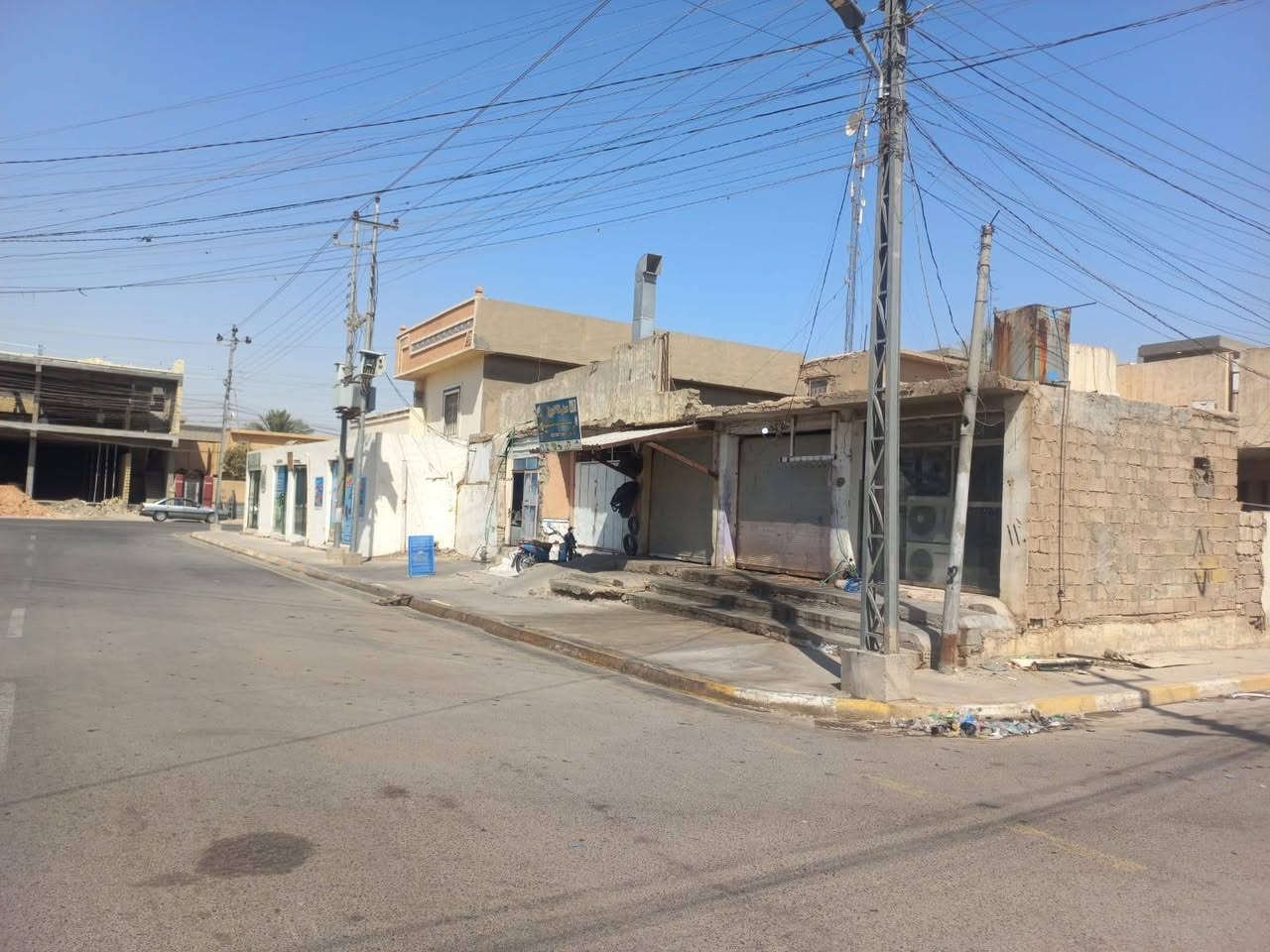 على بركة الله ..
للبيع تجاري ركن  مميز ..
دار مع 5 محلات في حي العسكري  ..شارع 20
قرب جامع سيدنا الحسين .
مساحه :300 متر
واجهة: 20
نزال : 15
ركن بطحي 
شارع : 20
طابو صرف 
للإستفسار .. مكتب الدرة للاستثمارات العقاريه و التجاريه 
الشارع العام . مقابل دائرة المرور  

***********
***********
