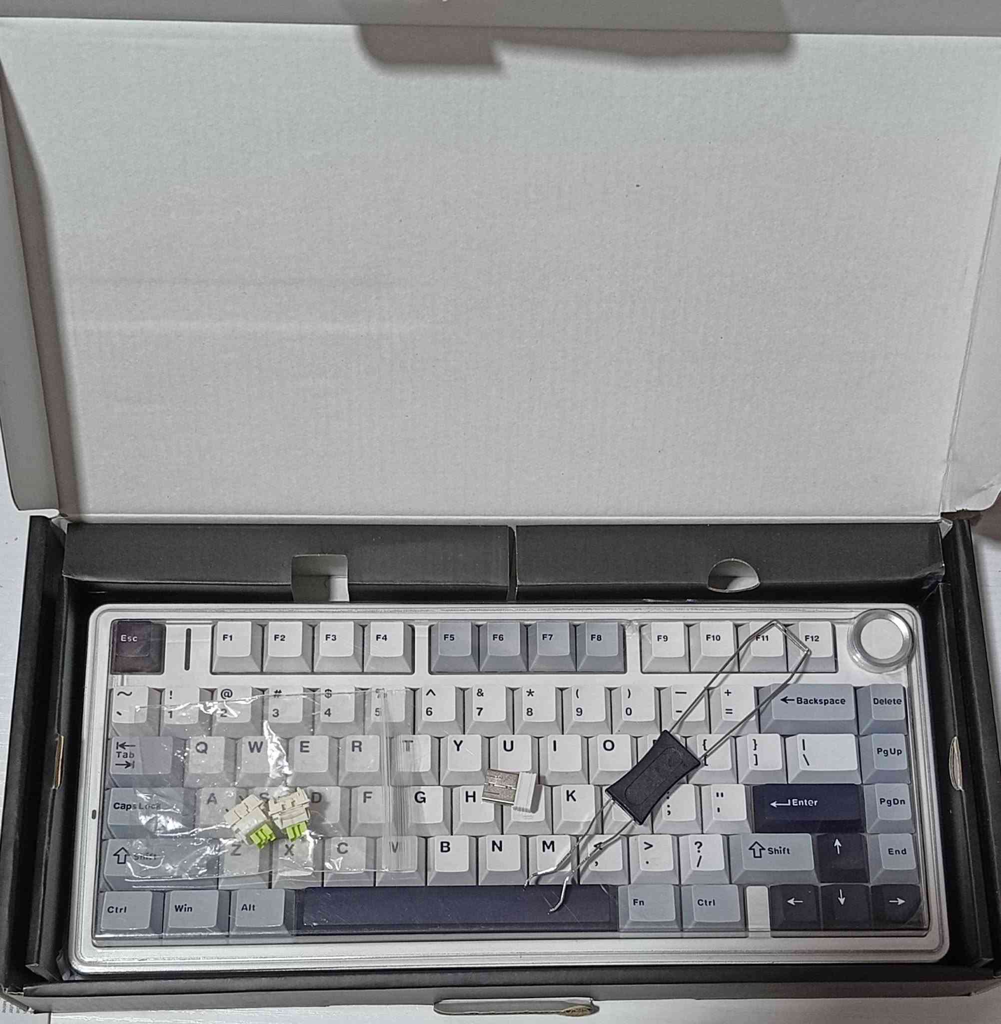 اكسسوارات للبيع 
keyboard aula f75 white ٦٠ الف
Mouse attack shark x5 ١٥ الف
Mousepad 90×40 ١٠ الف 
مواصفات الاكسسوارات
KEYBOARD AULA F 75 WHITE
حجم 75% (80 مفتاح)
 اتصال ثلاثي: Bluetooth + 2.4GHz + USB-C
ا Hot-Swap (تبديل السويتشات بدون لحام)
سويتش اخضر Gasket Mount صوت كريمي و استجابة 
ا RGB قابل للتخصيص
 بطارية 4000mAh
نوب (Knob) للتحكم بالصوت والإضاءة
 يدعم سويتشات 3 و 5 Pins
 MOUSE ATTACK SHARK X5
وزن خفيف حوالي 49 غرام
 حساس PixArt PAW3395
ا Polling Rate يصل إلى 1000Hz
 بطارية قابلة للشحن
 اتصال ثلاثي: سلكي + 2.4GHz + Bluetooth
 تصميم مريح لليد اليمنى واليسرى


**إذا كنت صاحب هذا الإعلان وتريد حذفه لأي سبب، رجاءا أرسل رسالة إلى الدعم الفني**