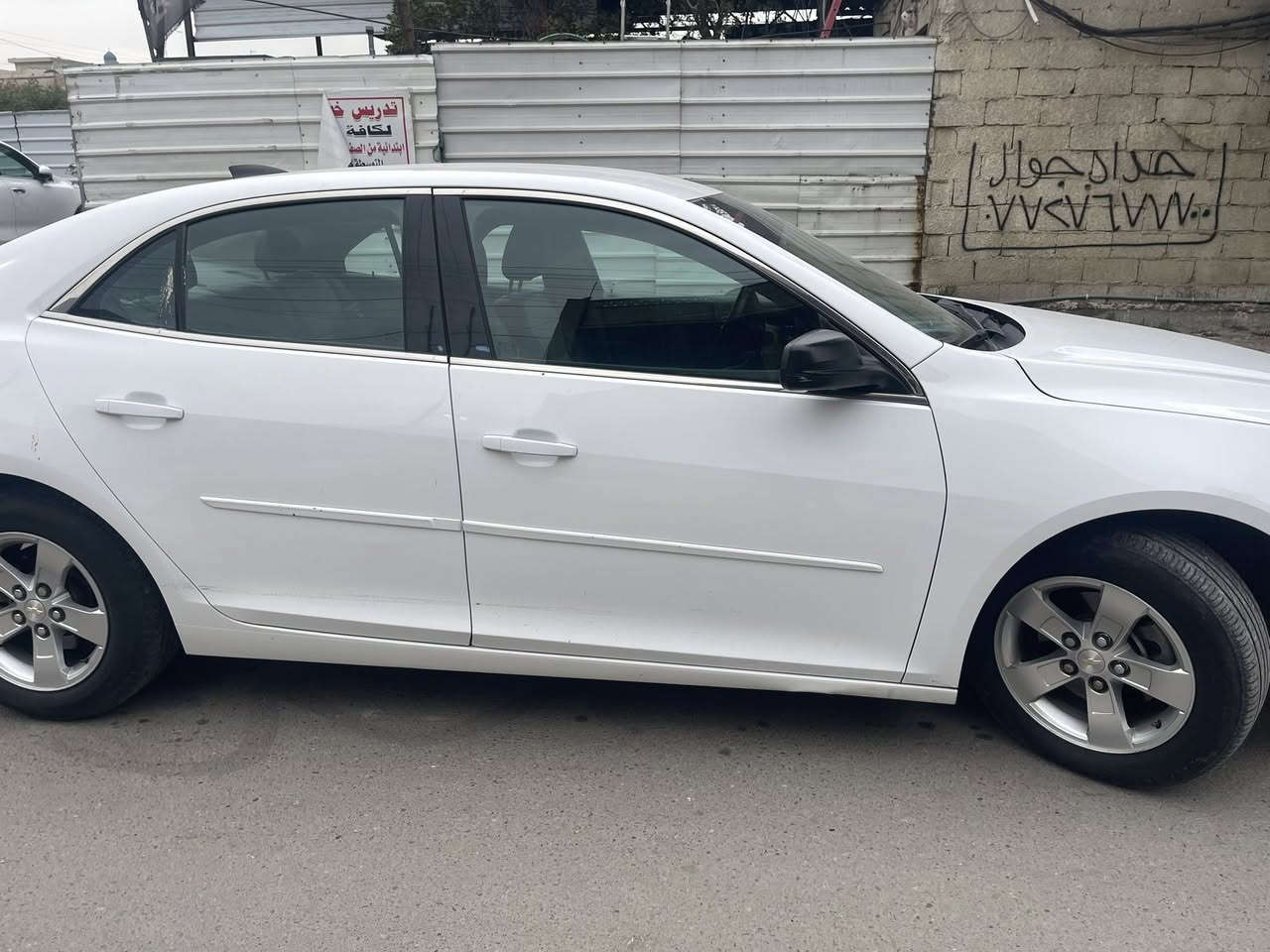 السلام عليكم 
للبيع شيفروليت ماليبو 2015 Ls
حادثها برقم الشاص موجود بالمنشور مكان بغداد حي الاعلام قرب السيديه 

مواصفاتها /
1-محرك ٤ اسلندر ٢٥٠٠
2لون ابيض 
3-شاشه ستيرن بيها كل معلومات السياره
4- شاشه وسطيه تجاري كلش حلوه 
5-كشنات جلد 
6نظام قياده ذاتيه 
7- نظام مانع تزحلق 
8-صندوق بصمه 
9-ارضيه جلد 
10- كامره خلفيه للبك 
11-تحكمات ستيرن
12-نظام صوت
 
السياره صراحه كلش حلوه احلى من الصور ومواصفاتها كلها موجوده بالصور وحداثها حلو ونظيفه كلش تجي وتشوفها 
سعر 105 وبيها مجال كلش بسيط حك الجيه 

مكانها بغداد حي الاعلام والرقم ***********
