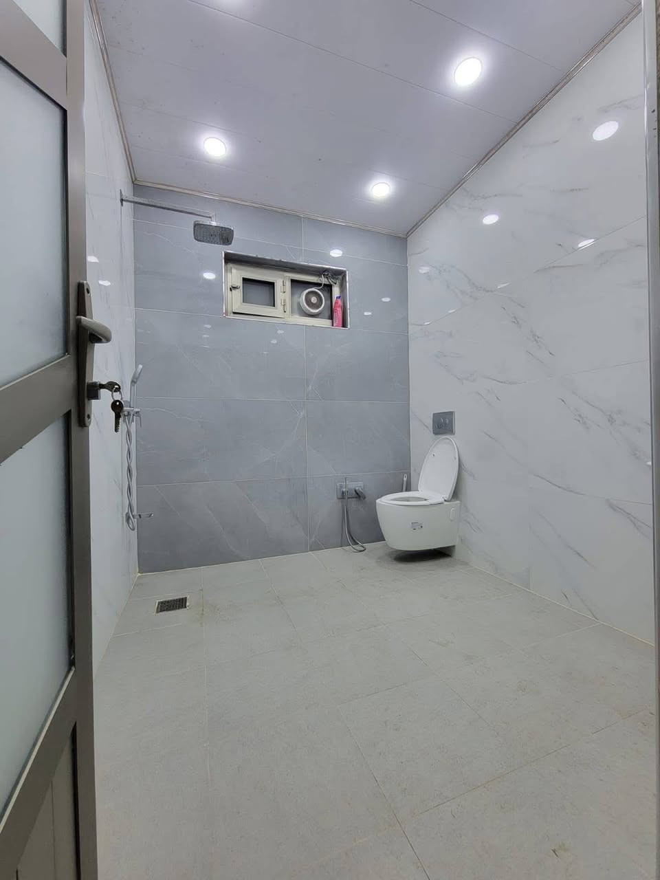 #دارللبيع

على شارع المشجر مباشر 

المساحة 134م

بواجهة 6.70×20

بناء سنة 2022من الأساس 

يحتوي على

تشجير واسع عبارة عن كراج +حديقة

مدخلين  صالة +مطبخ

حولي داخلي كبير 

غرف نوم عدد 3

خدمات صحية عدد 2

ارضيات مرمر والبيت كلة ديكورات

الموقع الغزالية شارع المشجر  الرئيسي

للاستفسار الاتصال 
***********
