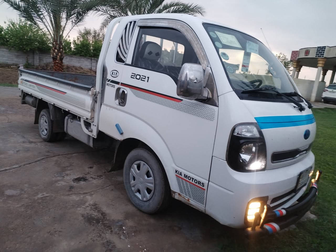 السلام عليكم 
كيه حمل 2016 رقم بغداد تحويل مباشر 
كير محرك مكفولات 2700 
مكفوله كفاله عامه من صبغ وضربه عده بارد شبر بالباب 
حداديه جديده 
تخم تاير جديد 
دوشمه جديده 
شاصي رقم شاصي كفاله 
مال جناي السعر 112 وبيه مجال للشراي *********** عنواني بغداد اليوسفيه
