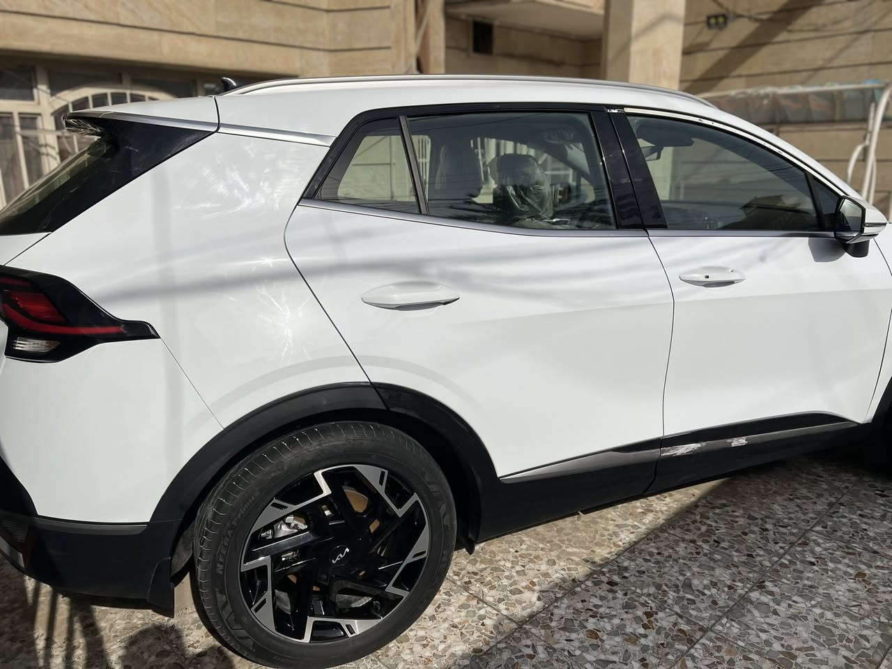 السلام عليكم سبورتج موديل 24 سيارة جديدة ماشية 13 الف فول سيارة عدى فتحة جنطه كهرباء سيارة صار بية حادث بلباب خلفي صدر بدون صبغ بدلات وكالة اصلي سعرة 210 
***********
