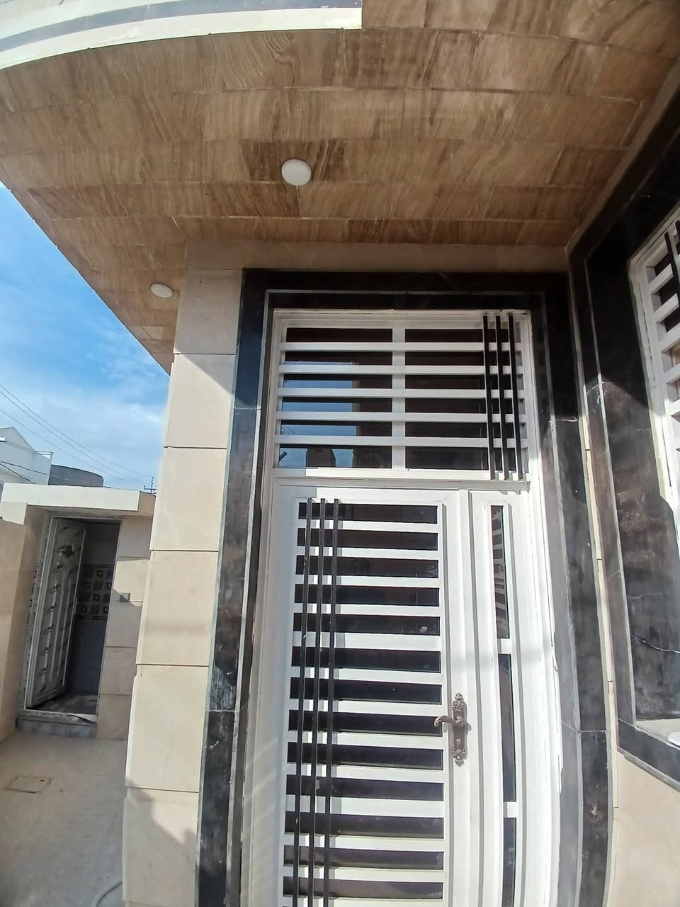 دار للبيـــــــــــــع...
طابــــــــو زراعي سنـــــــــد // 25... 
ــــــــــــــــــــــــــ
زويــــــــر الغربي تقسيـــــم حسين رضا
 خلف محطــــــــة الوقــــــــــود... 
ـــــــــــــــــــــــــــــــــــــــ
بمســـــــــاحه / 140م 
طابقيــــــــن والبناء جــــــــديد وبحاله جيده.... 
ــــــــــــــــــــــــــــــــــــــــــــــ
ثــــــــلاث غرف نـــــــــــوم 
صالــــــه هـــــــول مطبـــــــــــخ حار بارد
 صحيات خارجية وداخليه كــــــــــراج ومـــــــــــــناور.... 
ـــــــــــــــــــــــــــــــــــــــــــــــــــــ
***********
***********
