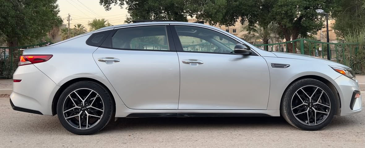 السلام عليكم 
للبيع (kia optima se 2020) وارد امريكي 
الممشى:- 72850. ميل
المحرك:-2400 GDI

الحادث:- طرف البنيد مصلح وجاملغ مبدل ومصبوغ عكس السايق فقط 
أيرباك ستيرن فقط ومرجع سستم.

مواصفات:-بصمة في الابواب 
و بصمة تشغيل ،
فتحه سقف بانوراما ،
رادارات اماميه وخلفيه وجانبيه ، 
نقطة عمياء ، مانع تصادم ، 
حفاظ على المسار ، 
شاشة كار بلي ، 
لد امامي خلفي ،
كشنات جلد 
تدفئة كشنات وسترين
انارة ترحيبية في الابواب.
ويل كب 18 انج

السيارة وارد أمريكي.
دخلت للعراق في سنة (٢٠٢١) 
المحرك والكير بلادي بدون اي تصليح
بيها بارد قليل في الچاملغ الخلفي 
صور الحادث  مرفق بالمنشور 

السعر:- 155$ ورقة و بيها مجال 
مكان السياره بغداد الدوره 
للاستفسار:-,    ***********
