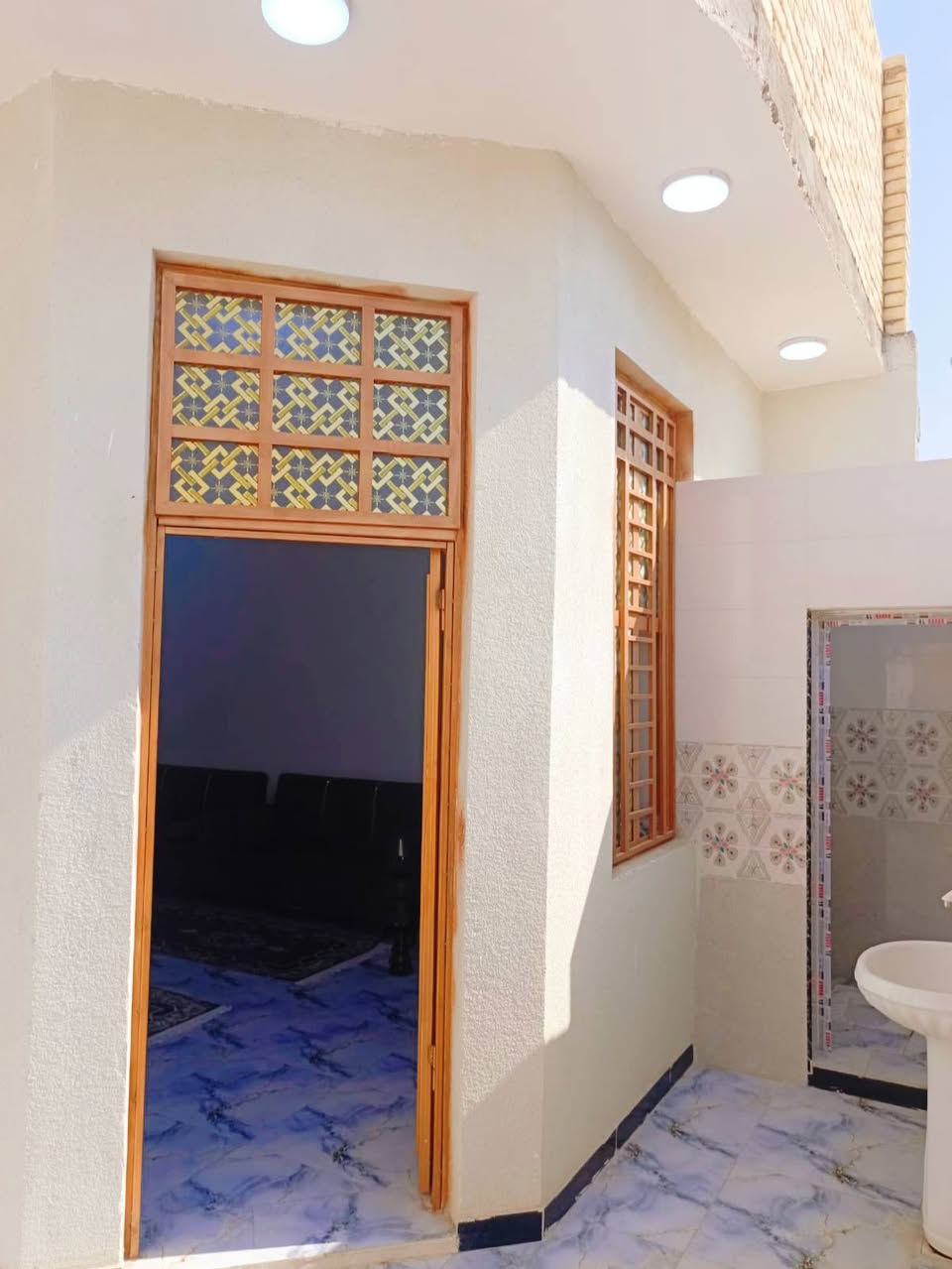 اللهم صل على محمد وآل محمد.. السلام عليكم..
من رخصة مسؤول 
بيت للبيع قرب الدله جهت مدرسة صفي الدين ويكون اقرب للشارع من المدرسه مال صفي الدين والشارع النازل عليه مباشرتا وجه على الدله شارع الشهيد ابو مهدي المهندس علما ان الشارع عرضه ١٤متر مو اول فرع ثاني فرع على اليسره البيت.. البيت مساحه ١٤٠يتكون من غرفتين ٦×٣ونص..وصاله٧×٤..وديوانيه ٦×٣ونص..ومطبخ وطارمه وحمام داخلي ومنور . وتواليت خارجي.. علما ان البناء طابوك كله حتى السياج وسقف كونكريت.. ومبني ستارة مترتين الاربع.. بناء جديد صار خمس اشهر من كمل... خدمات مجاري كهرباء انتر نت ضوئي مدرسة صفي الدين تبعد امتار عنه.. 
السعر ٧٧بيه مجال قليل كلش.. للتواصل والاستفسار هذا الرقم.. ***********..ملاحضه الناشر ابو البيت .. وارجو منكم االمو شراي لا يتصل ويراسل.. حفضكم الله
