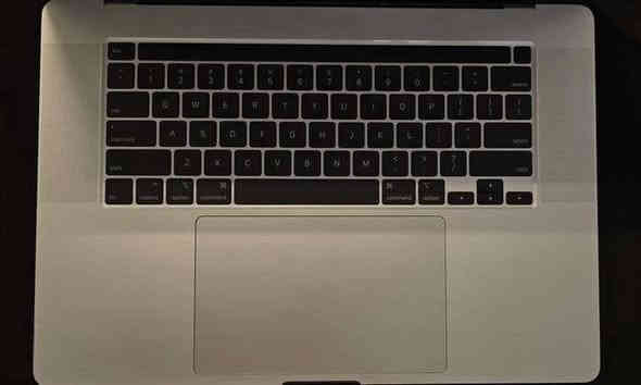 للبيع فقط ماك بوك برو 16
ملحقات للماك فقط: كيبورد اصلي + ماوس اصلي
ادابتر 
Gpu: amd radeon pro 5300M 4GB
Ram: 16GB
Hard: ssd 500GB
 Display: 2K+ Retina
Battery cycles: 220
Cpu: 2.6GHz 6core i7 intel
Touch Bar 
المكان: بغداد
واتساب:***********
