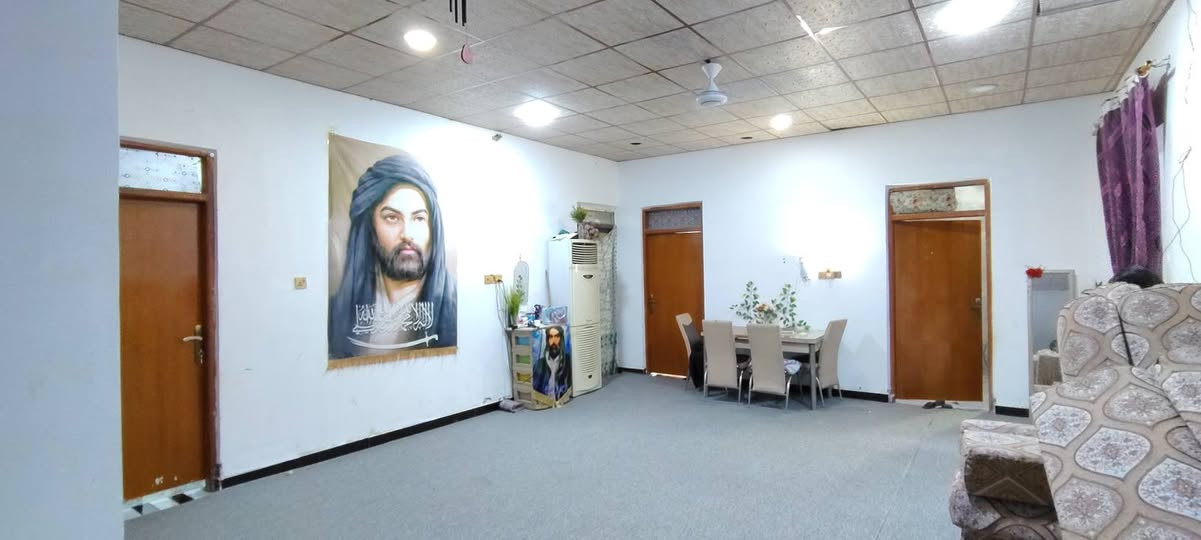 سلام عليكم دار للبيع المساحه 300متر   عرض الشارع 10متر العنوان حي الجوادين النزله الثانيه قرب مكتب البدري  مقابيل الاسكان الصناعي يحتوي المنزل ع استقبال 8×4وصالتين الاصاله الولى 6×6
الصاله الثانيه 6×9 ويحتوي ع ثلاث غرف نوم غرفتين    5ونص×4ونص وغرفه 4×4ونص ايضا مطبخ 4×4
اضافه الى 3مناور وحمامين  داخلي وحمام خارجي  البناء حديث2024 للتواصل ***********
