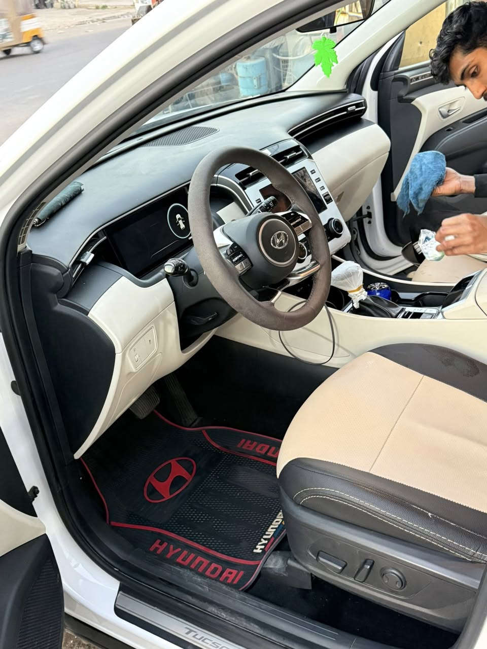 هونداي توكسان 2024 خليجي مكفول كفاله عامه ضمان 5 سنوات وكالة الدوليه
السياره مواصفات المعروفه شاشه كامره ویل 19 بصمه اوتو هولد مثبت سرعه عداد الكتروني محرك 2000 دوش السياره جديده على ايدي برغي ممفتوح بيها كامله من كلشي  ماشيه 43 الف رقم بغداد  بأسمي تحويل مباشر

السعر 212 وبيها مجال المكان بغداد ***********
