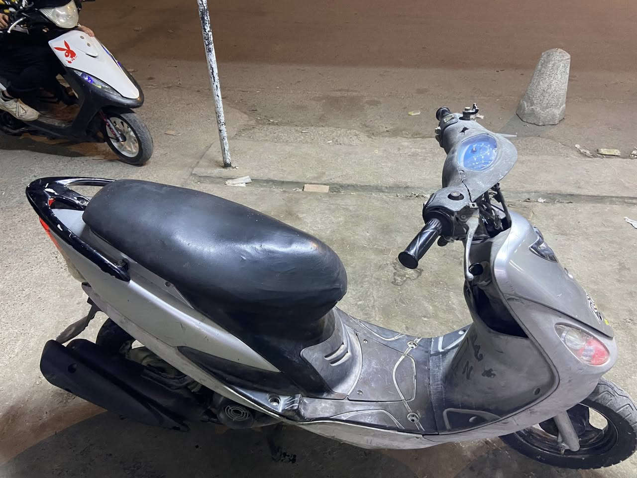 منغولي بلادية للبيع كصتهة كاملة موجودة كهربائيات شغالة نقصهة سلف مكينة تخبل ناعمة وبيهة دخانة من تحمة تروح سعرهة٣٥٠وبيهة مجال مكاني صليخ رقم***********
