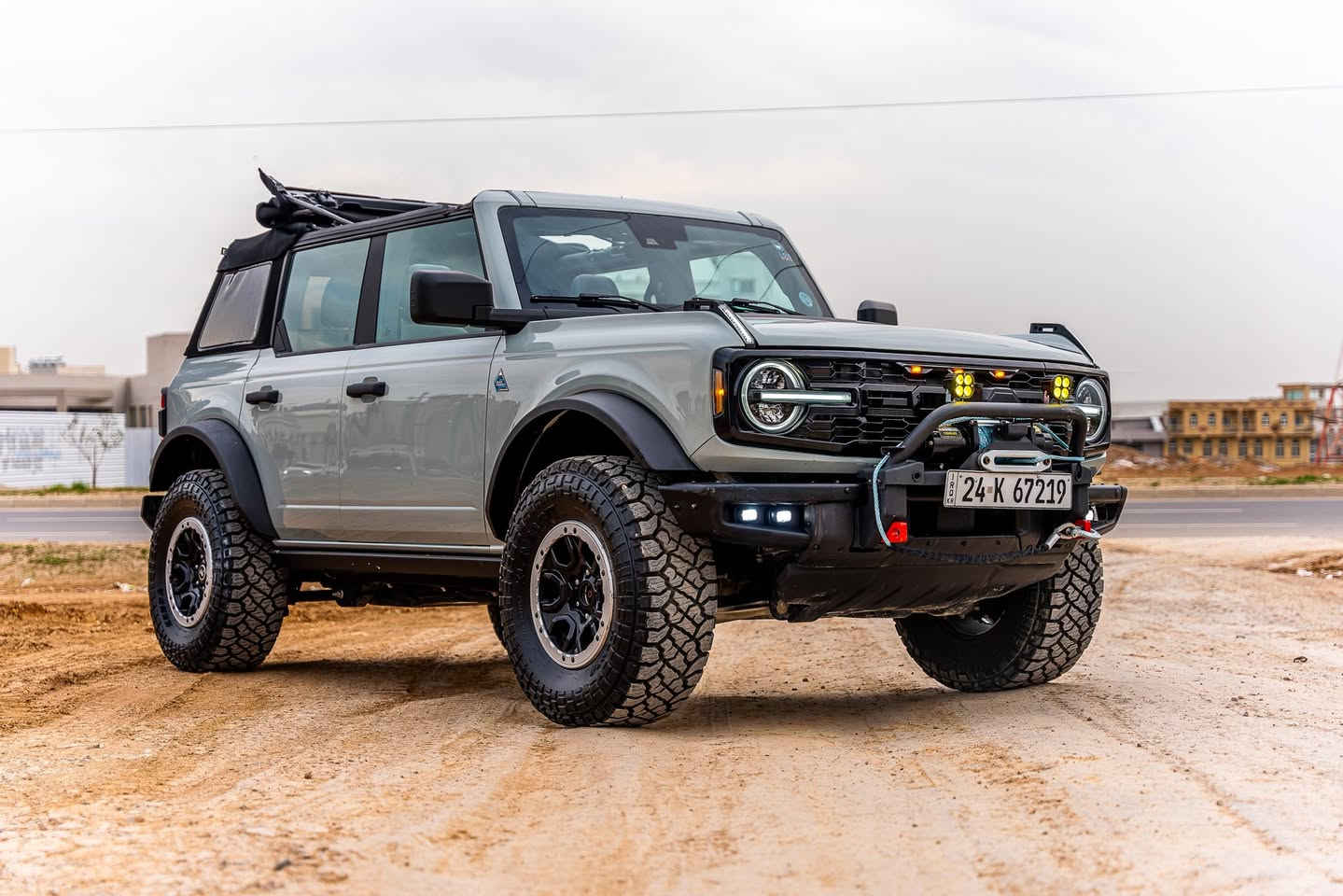 السلام عليكم
فورد برونكو بلاك دايموند 
‏FORD Bronco Black Diamond 
#انسب_سعر
لون سمنتي 
موديل : ٢٠٢٢ 
عليها تعديلات كلش حلوة سيارة جاهزة من كلشي 
الممشى : ٤١٠٠٠ ميل
٤ سلندر ٢٣٠٠ توربو ايكو بوست 
 مواصفات : 

كسلات رابتر امامي + خلفي 
لايتات رابتر امامي + خلفي 
وينج حديد + دعامية فولاذ 
بلاجكتورات لل اوفرود اصفر + ابيض اضافيات  
تايرات جبلية جديدة 
دبل اكسل + قفالة اكسل 
شاشة ذكية لمس + كار بلي + اندرويد اوتو 
كشنات جلد 
شاشة عداد ديجيتال 
كاميرا خلفية 
سقف قابل للازالة 
-
السيارة شرط كل نقص مابيها 
رقم دهوك تحويل ثاني يوم 
-
الضرر : جاملغ + باب سايق صبغ 
ايرباك ستيرن + تكمة سستم 
-
السعر : 26.800$ ومجال جداً بسيط 
-
للاستفسار اكثر واتساب :
***********
