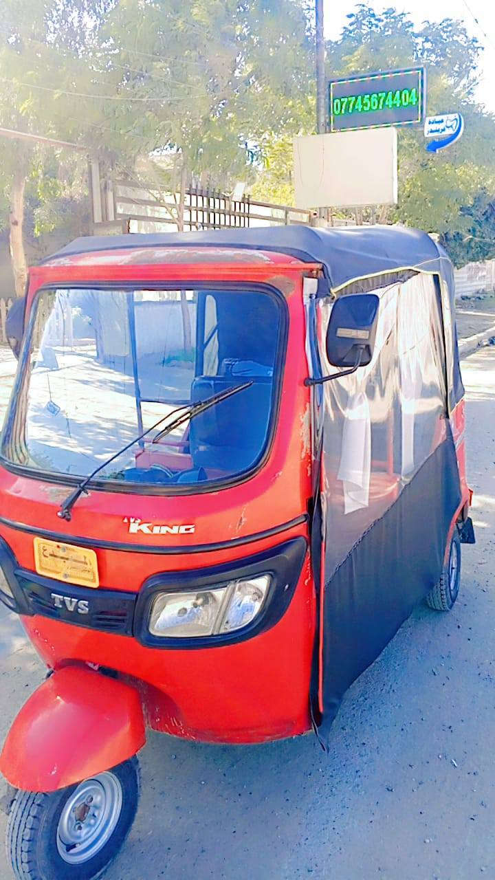 السلام عليكم 
تكتك tvs 2018 
اوراق كاملة أصولية 
تكتك نضيفة وكاملة حلوه 
بيها مكينه 20
 لا بيها خياس ولا لحيم صبغتهة حلوة 
 كهربائيات شغاله نكره سلف
تخم تاير جديد وبريكات جدد 
 بيها مسجل ودمام مربوط سوه
 دوشمه جادر كاعيات
 تكتك كاملة ربع ما ذب عليها 
مكاني بغداد الغزالية 
السعر 3 ونص / 3.500 وبيها مجال حك جيه 
رقم ***********
