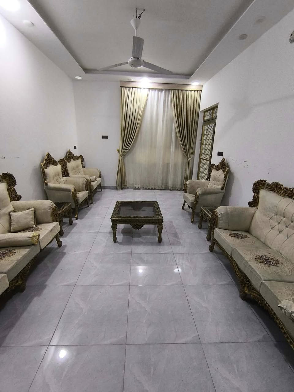 السلام عليكم بيت ايجار 150 متر طابقين 3 غرف نوم وصالتين واستقبال ومطبخ بناء جديد مؤثث وجاهز  للايجار

المكان ملحق قرية الغدير الاولى 

تفاصيل اكثر اتصل او واتساب بيت مئثث سعر الايجار 700
***********
