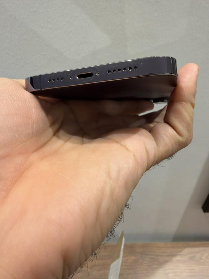 سلام عليكم ايفون 14 برو ماكس 256 ازرك غراضة كاملة كارتونة وواير شحن اصلي مالتة البطارية 78 مبدل بي شاشة صار سنتين السعر ب575 
رقمي ***********
