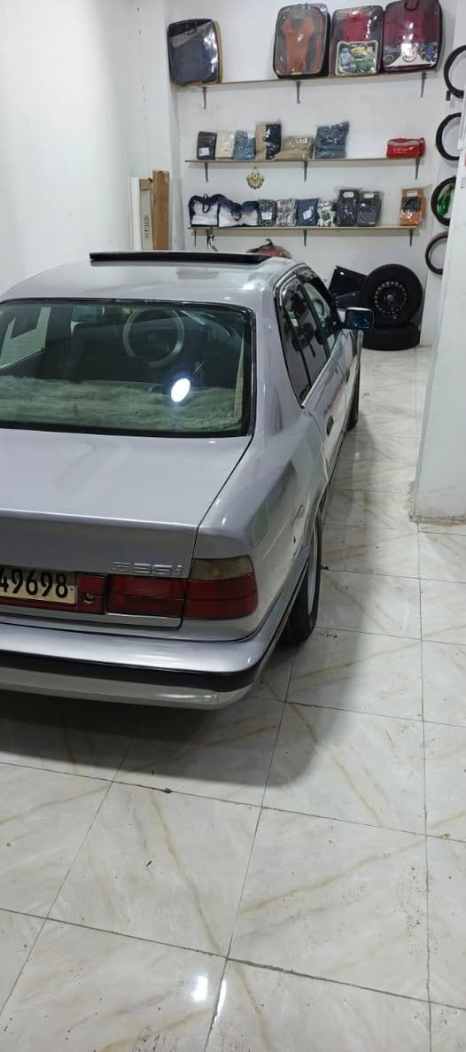 سلام عليكم بي ام  موديل 91 رقم سليمانيه الجديد سنويه ل2029 
حجم 525اصل مسكر عدله
كير اوتو
فتحة قماره
سنتر لوك جام 4كهرباء
داخل جلد لون صحراوي
شادله سستم صوت وشاشه وكامره
تبريد ثلج قطعتين سياره جاهزه وخير من الله صبغ جديد سعر 55وبيه مجال مكان واسط 
***********
